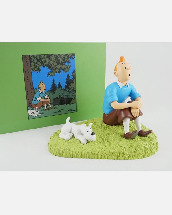 figurine Tintin assis dans l'herbe 47001 MOULINSART Hergé, Verzamelen, Stripfiguren, Nieuw, Beeldje of Figuurtje, Kuifje, Ophalen of Verzenden