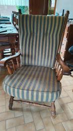 Twee klassieke stevige stoelen, Ophalen