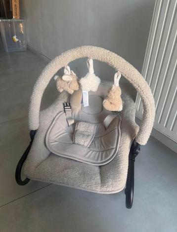 Comfortabele Baby Wipstoel in Neutrale Kleur beschikbaar voor biedingen