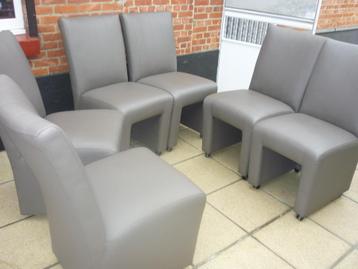 6 stoelen kunstleder met wieltjes beschikbaar voor biedingen