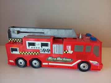 Transformeerbare Brandweerwagen van MicroMachines metCircuit beschikbaar voor biedingen