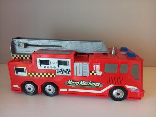 Transformeerbare Brandweerwagen van MicroMachines metCircuit, Hobby en Vrije tijd, Modelauto's | Overige schalen, Ophalen of Verzenden