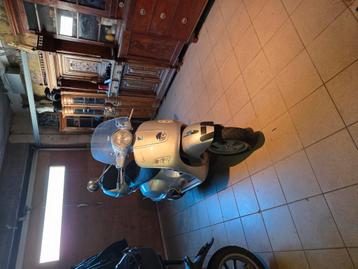 Vespa scooter 250gts beschikbaar voor biedingen