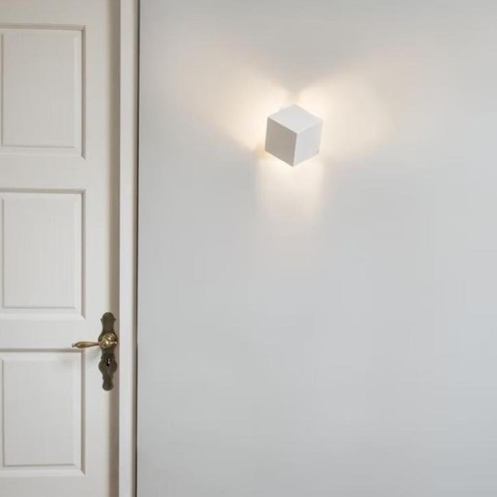 Wandlamp - Qazqa - Cube WL White - nieuwstaat - verpakt, Huis en Inrichting, Lampen | Wandlampen, Nieuw, Metaal, Ophalen of Verzenden