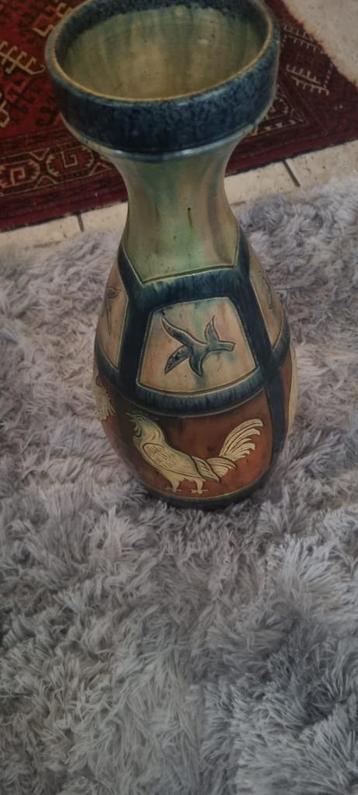 Grote decoratieve vaas beschilderd met patronen beschikbaar voor biedingen