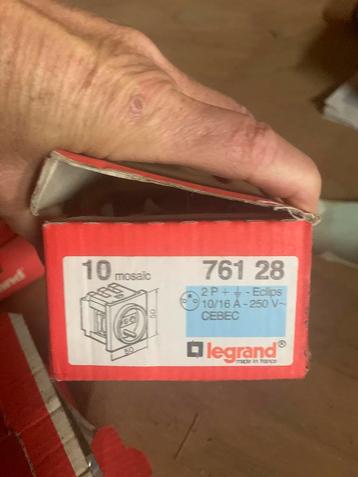9 nieuwe stopcontacten Legrand 12€/st beschikbaar voor biedingen