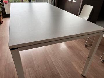 Bureau ou table à manger réglable en hauteur disponible aux enchères