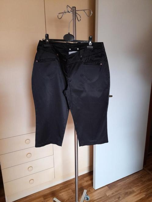 Bermuda in satijnachtige stof. Geen koerierdiensten of oplic, Kleding | Dames, Broeken en Pantalons, Zo goed als nieuw, Maat 38/40 (M)