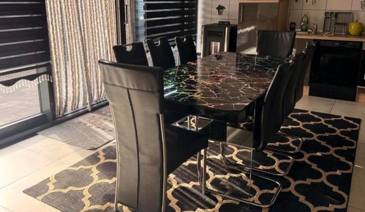 Moderne eettafel met marmerlook-folie en 6 stoelen, Huis en Inrichting, Tafels | Eettafels, Zo goed als nieuw, Ophalen