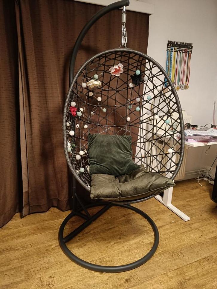 Staander met eistoel en witte extra hangstoel goede staat, Tuin en Terras, Tuinstoelen, Kunststof, Ophalen