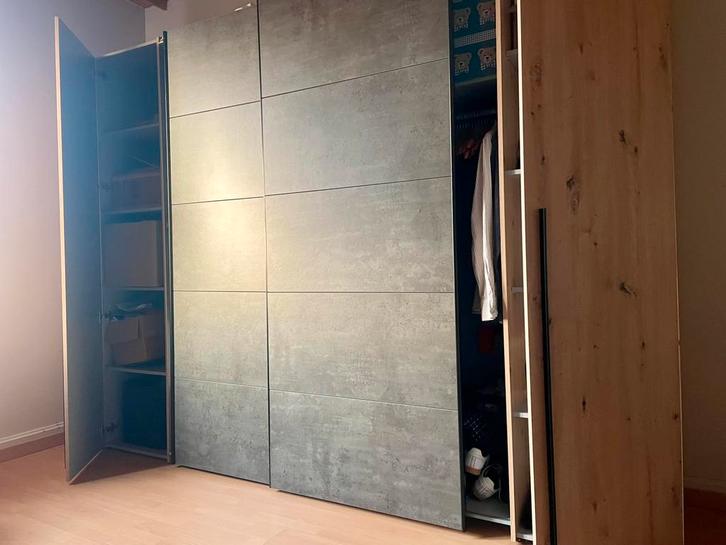 Grote moderne kleerkast, Huis en Inrichting, Kasten | Kleerkasten, Zo goed als nieuw, Ophalen