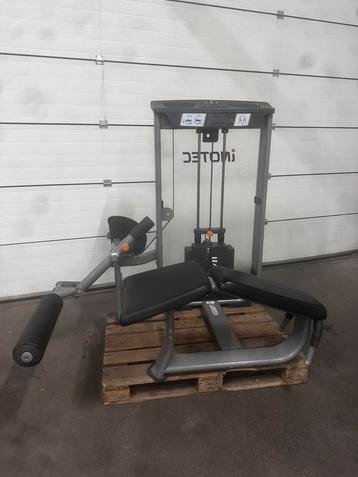 Liggende leg curl met 109kg steekgewichten beschikbaar voor biedingen