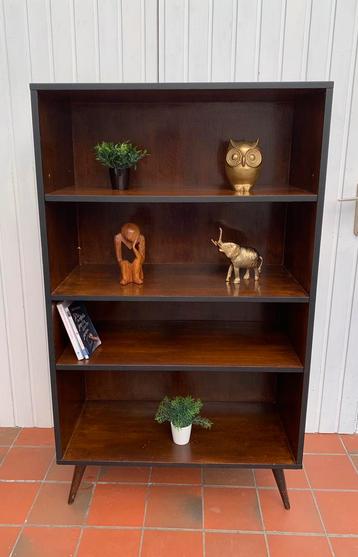Vintage boekenkast beschikbaar voor biedingen