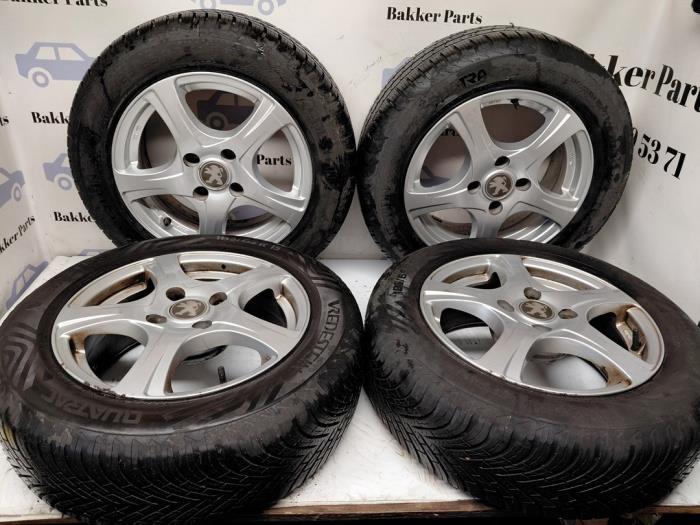 Sportvelgenset + banden van een Peugeot 208, Auto-onderdelen, Banden en Velgen, Personenwagen, Gebruikt, 3 maanden garantie