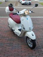 Vespa Primavera 125 cc ecru ,bordeau, Fietsen en Brommers, Ophalen, Zo goed als nieuw