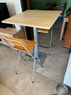 Hoge tafel met twee klapstoelen, tafelhoogte 111 cm., Zo goed als nieuw