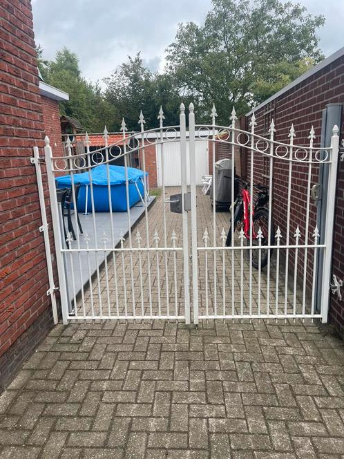 Witte metalen poort te koop – 2,33 m breed x 1,77 m hoog, Tuin en Terras, Tuinpoorten, Ophalen