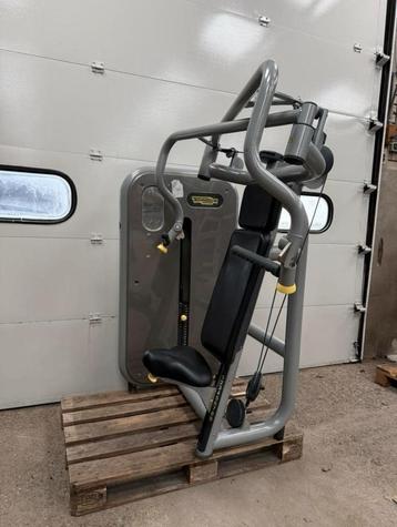Technogym element chestpress / brustpresse / chest press beschikbaar voor biedingen