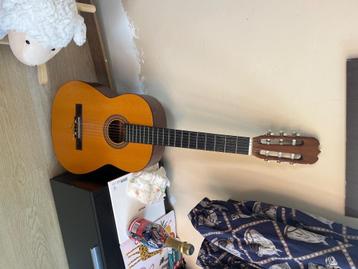Gitaar  beschikbaar voor biedingen