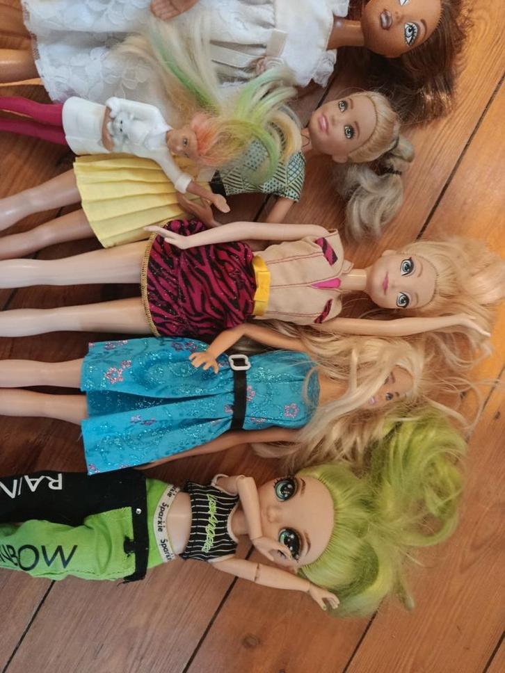 8 Barbie (ou poupées), Enfants & Bébés, Jouets | Poupées, Comme neuf, Barbie, Enlèvement ou Envoi