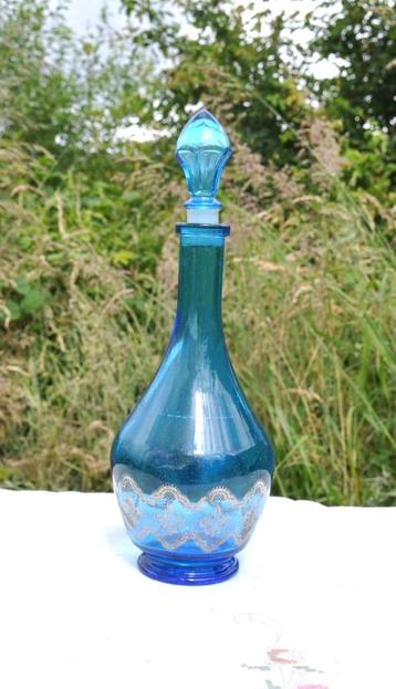 carafe a liqueur en verre bleu decor dentelle argenté 