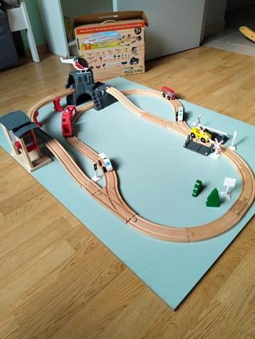 Houten treinspoor beschikbaar voor biedingen