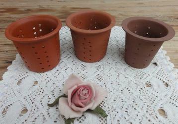 SALE 3 terra cotta zeefjes,  leuk als theelichthoudertjes beschikbaar voor biedingen