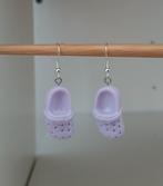 Zilverkleurige oorbellen met crocs aan, nieuw! Handgemaakt, Overige materialen, Hangers, Nieuw, Ophalen of Verzenden