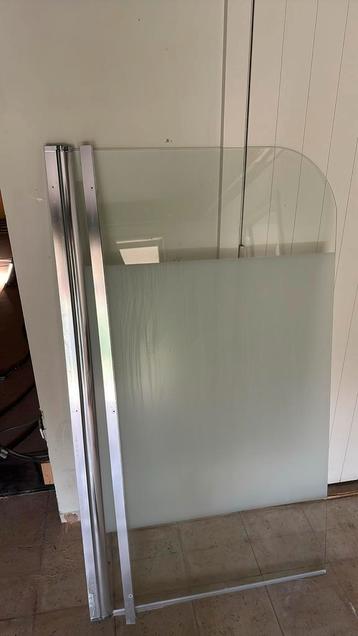 Glas bad beschikbaar voor biedingen