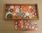 Dienblad + 6 onderzetter met geometrische 60s print VINTAGE, Ophalen of Verzenden, Gebruikt, Rechthoekig, Hout