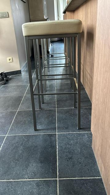 4 barstoelen met lederen bekleding  beschikbaar voor biedingen