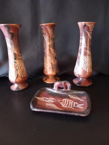 Sierlijke vaasjes beschikbaar voor biedingen