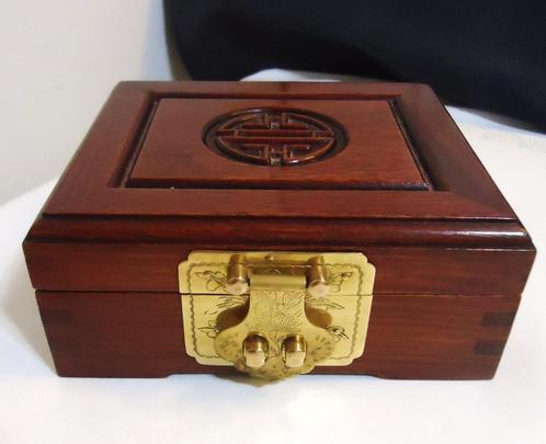 Boîte à bijoux avec le symbole de l'amour et du bonheur😍💑, Antiquités & Art, Antiquités | Accessoires de maison, Enlèvement ou Envoi
