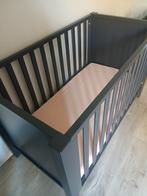 Babybed met goede matras, Enfants & Bébés, Chambre d'enfant | Lits, Enlèvement, Utilisé, Sommier à lattes