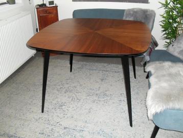 Mooie eettafel beschikbaar voor biedingen
