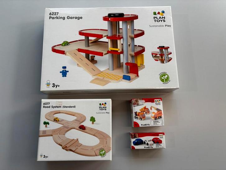 Houten parkeergarage met straten en auto’s van Plan Toys, Kinderen en Baby's, Speelgoed | Houten speelgoed, Nieuw, Ophalen