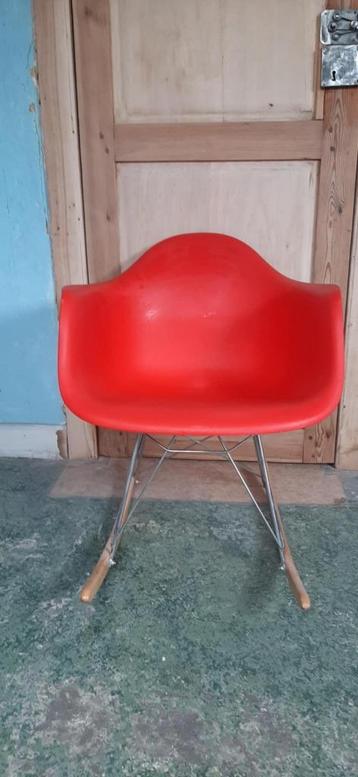ROCKING CHAIR / FAUTEUIL à BASCULE. beschikbaar voor biedingen