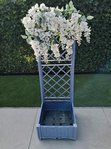 Klimrekje voor planten of bloemen met plantenbak beschikbaar voor biedingen