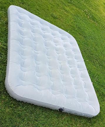 Matelas gonflable 2 personnes en parfait état disponible aux enchères