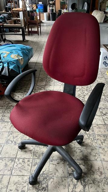 Chaises de bureau - en tissu, mobiles et réglables disponible aux enchères