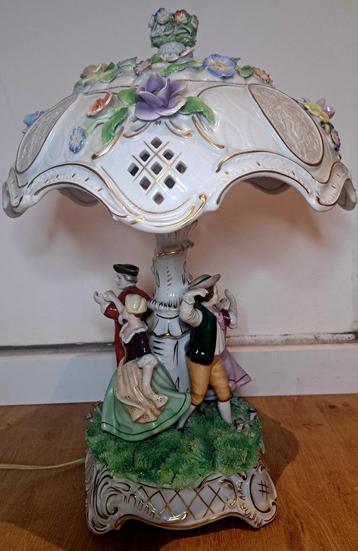 Porseleinen lamp beschikbaar voor biedingen