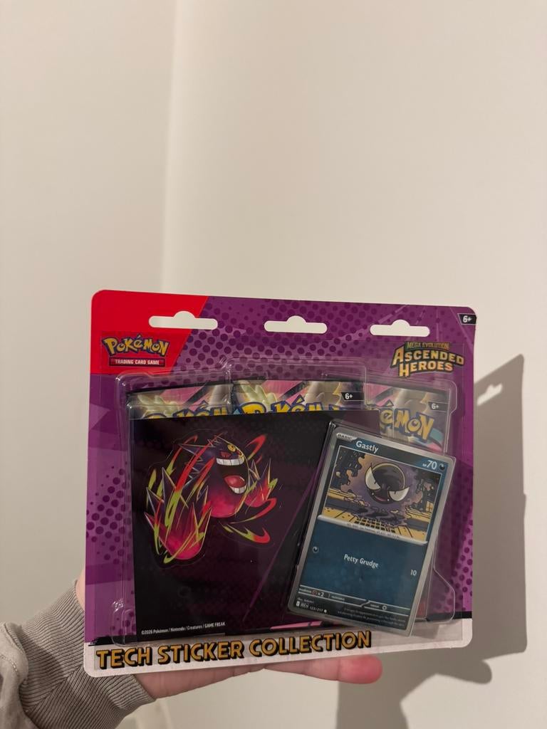Ascended Heroes Gastly Tech Sticker Collection Pokemon, Hobby en Vrije tijd, Verzamelkaartspellen | Pokémon, Nieuw, Booster, Foil