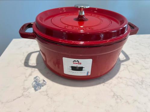 Staub braadpan 24 cm Cerise in heel goede staat, Huis en Inrichting, Keuken | Potten en Pannen, Zo goed als nieuw, Koekenpan of Braadpan
