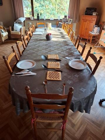 Houten tafel - 16 personen beschikbaar voor biedingen