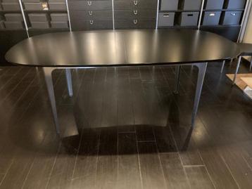 Mooie zwarte eettafel