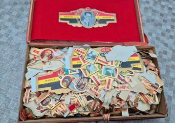 Twee antieke dozen vol met cigarenbandjes - verzameling  beschikbaar voor biedingen