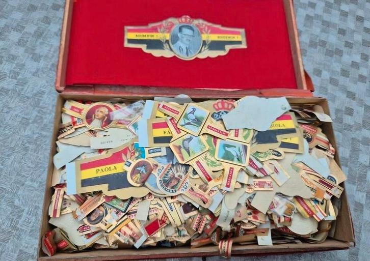 Twee antieke dozen vol met cigarenbandjes - verzameling, Verzamelen, Overige Verzamelen, Zo goed als nieuw, Ophalen of Verzenden