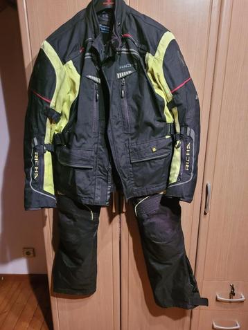 Motorjas en broek beschikbaar voor biedingen