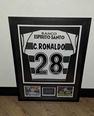 Gesigneerd ingelijst Sport. Lissabon shirt Ronaldo met COA beschikbaar voor biedingen