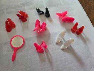 8 paar schoentjes en 1 handspiegel beschikbaar voor biedingen